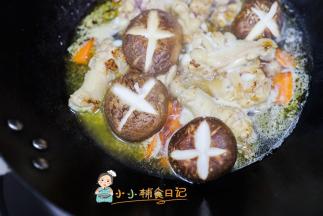 切几个香菇放进去一起煮煮