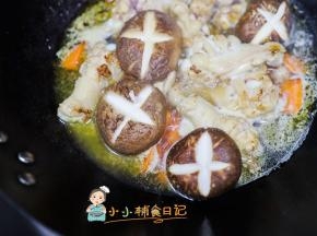 切几个香菇放进去一起煮煮