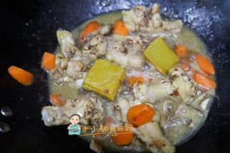 放入咖喱加热融化即可