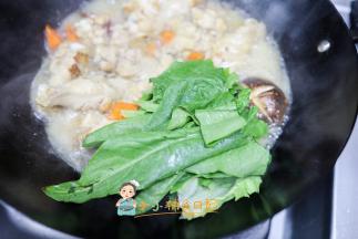 油麦菜或者其他青菜都可以煮一下，煮熟后先把香菇跟菜捞出来摆盘