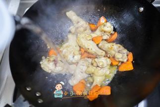 加入水末过肉的一半就行，煮到胡萝卜变软鸡腿熟了就行