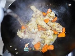 加入水末过肉的一半就行，煮到胡萝卜变软鸡腿熟了就行
