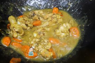 融化后就是这样的，先把米饭盛出来最后把咖喱鸡腿摆一下即可