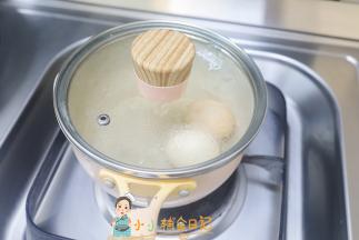 鸡蛋洗干净加入冷水，水要差不多末过鸡蛋煮八分钟焖5分钟左右