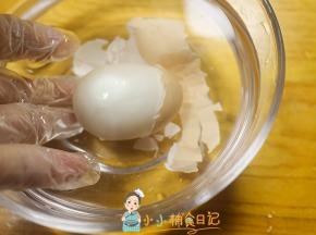鸡蛋壳敲碎放入白开水里，然后在水里剥就很容易剥壳啦