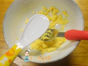 把蛋白剥出来后加入两勺水搅拌均匀，就可以得到细腻的蛋黄泥啦！可以混合到宝宝的米粉里一起吃哦