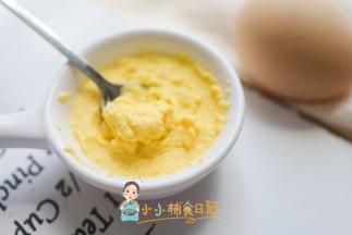 如果觉得蛋黄很干可以再多加一勺水，这个勺子是比较小的宝宝勺，大人的勺子一勺水就差不多了