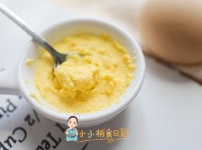 如果觉得蛋黄很干可以再多加一勺水，这个勺子是比较小的宝宝勺，大人的勺子一勺水就差不多了