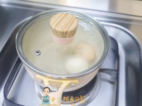 鸡蛋洗干净加入冷水，水要差不多末过鸡蛋煮八分钟焖5分钟左右