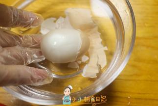 鸡蛋壳敲碎放入白开水里，然后在水里剥就很容易剥壳啦