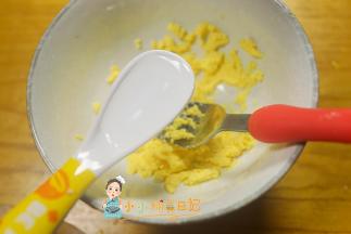 把蛋白剥出来后加入两勺水搅拌均匀，就可以得到细腻的蛋黄泥啦！可以混合到宝宝的米粉里一起吃哦