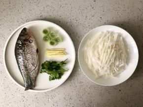 鲫鱼洗净用厨房纸擦干，白萝卜去皮切成丝，葱、姜切丝；