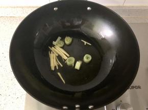 锅里剩余的油煸炒葱、姜出香味；