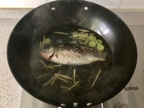 锅里兑热水，把鲫鱼放进去；
