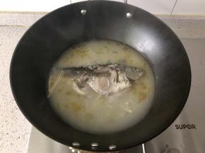 鱼汤炖成奶白色后，调入盐、白胡椒粉；