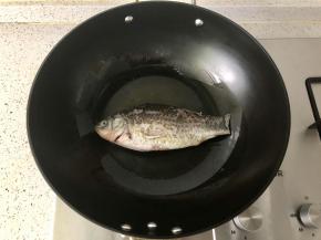 锅里放油烧热，把鲫鱼两面煎黄，盛出；
