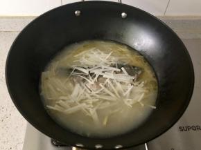 加入白萝卜丝继续中火煮3，4分钟，把白萝卜丝煮软。