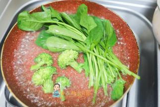 菠菜跟西蓝花50g放入锅里煮熟捞出