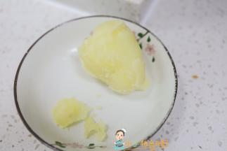 土豆洗净用高压锅煮熟，如果一般的锅去皮切片盖上盖子隔水蒸熟即可