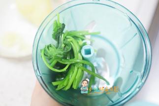 菠菜容易熟捞出先打碎备用