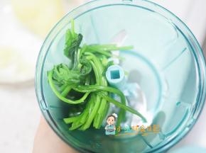 菠菜容易熟捞出先打碎备用