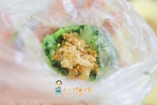 一个一次性袋子放入一勺土豆蔬菜然后加入一些肉松，一岁以内要用无糖无盐的肉松，我这个是有味道的海苔芝麻肉松味道很好