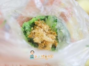 一个一次性袋子放入一勺土豆蔬菜然后加入一些肉松，一岁以内要用无糖无盐的肉松，我这个是有味道的海苔芝麻肉松味道很好