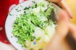 我把蔬菜跟土豆放在盘子里让孩子自己搅拌混合好