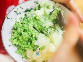 我把蔬菜跟土豆放在盘子里让孩子自己搅拌混合好