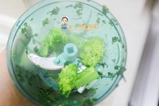 西蓝花要煮久一点，煮好后一样切碎，这个可以盖上盖子让孩子帮你拉几下，夸她有力气，也可以让爸爸跟孩子一起做