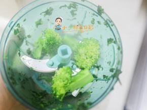 西蓝花要煮久一点，煮好后一样切碎，这个可以盖上盖子让孩子帮你拉几下，夸她有力气，也可以让爸爸跟孩子一起做