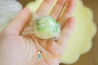 然后用袋子扭一扭就做成一个丸子了特别简单