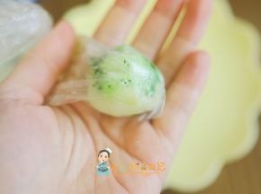 然后用袋子扭一扭就做成一个丸子了特别简单