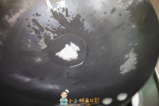 锅里放入一大勺椰子油，比较香如果没有也可以用玉米油，中小火