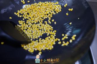 不断翻炒，会看到爆米花要爆开就马上盖盖子