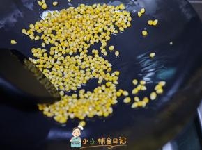 不断翻炒，会看到爆米花要爆开就马上盖盖子