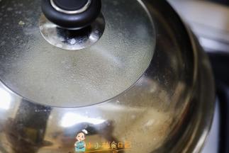 盖盖子里面会噼里啪啦响用，然后两手晃动锅上下左右不停的晃动，直到没有声音