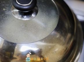 盖盖子里面会噼里啪啦响用，然后两手晃动锅上下左右不停的晃动，直到没有声音