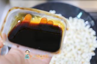 放入20g红糖浆，是用红糖加一点水加热融化做的