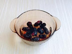 桑果冷水冲洗干净，加入纯净水。