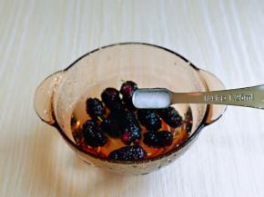 再加入2克盐泡5分钟。