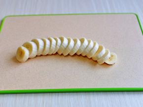 利用这时间准备香蕉，去皮后切片，我用了两根香蕉，量可以根据需求增加。