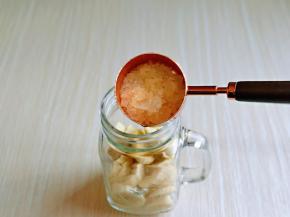 再加入冰糖，冰糖的量可以根据个人喜好增加。