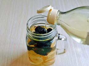 再放入玻璃罐中，加入原浆米醋，米醋的量一定要没过食材。