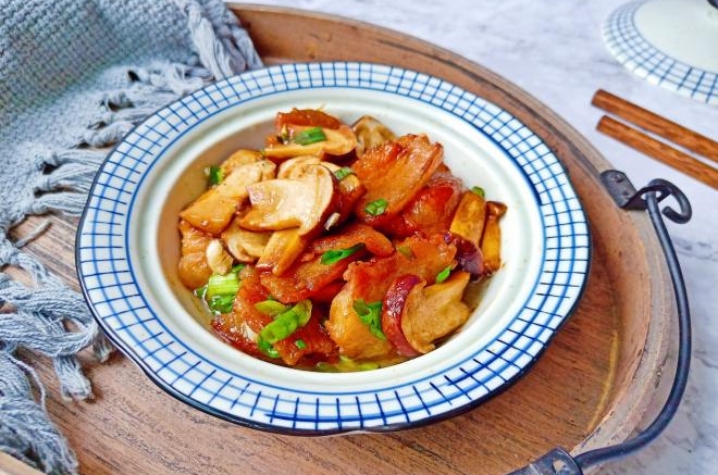 球盖菇炒五花肉