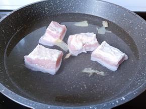 五花肉冷水下锅，加入生姜片。