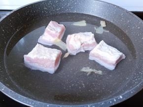 五花肉冷水下锅，加入生姜片。