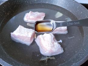 加入料酒一勺去腥增香。