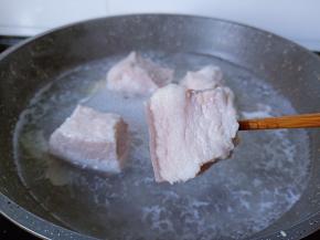 五花肉煮到筷子能够扎进去就好了。