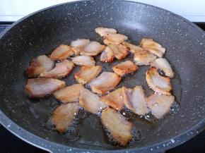 翻炒至五花肉为微黄。